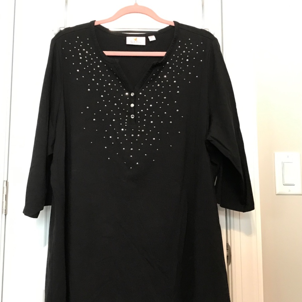 QF black 3/4 sleeve v-neck tunic embellished with rhinestones (2X) - Picture 2 of 8